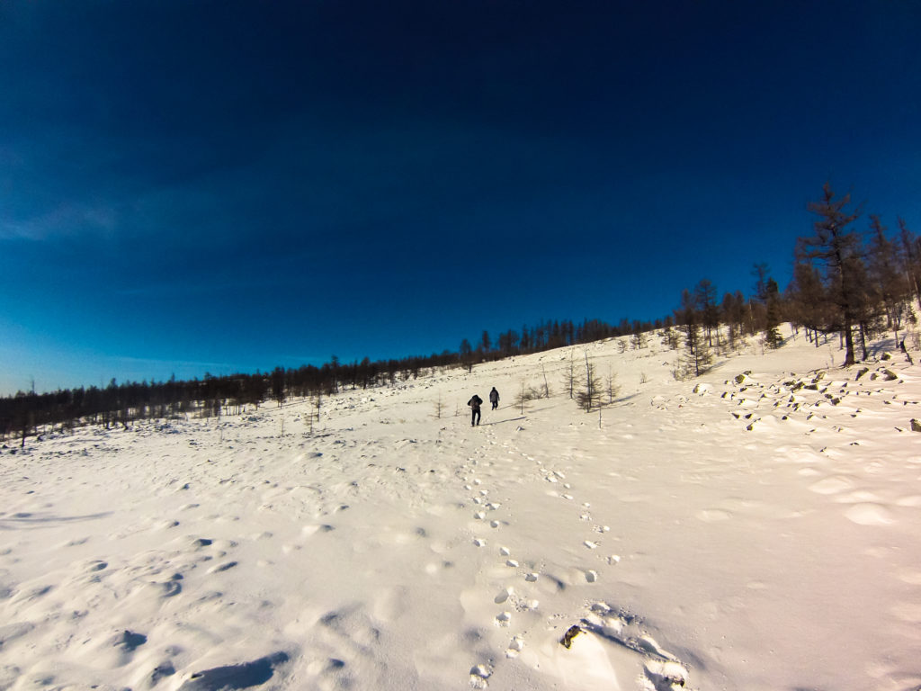 Человеческие следы на снегу ведут на вершину большого саранакана
