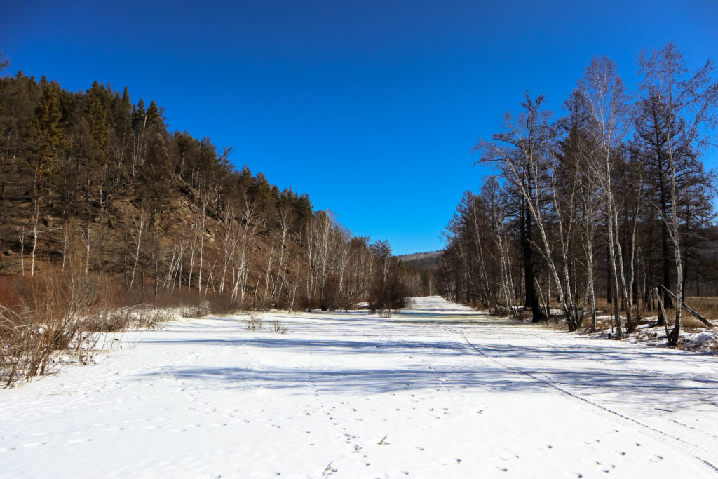 замерзшая река Никишиха зимой