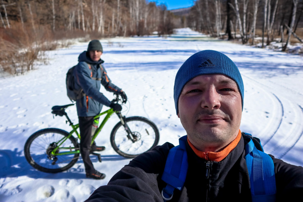 На велосипедах по замерзшей реке