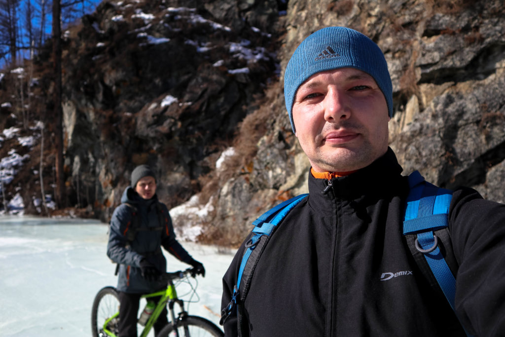 На велосипедах по скользкому льду Никишихи