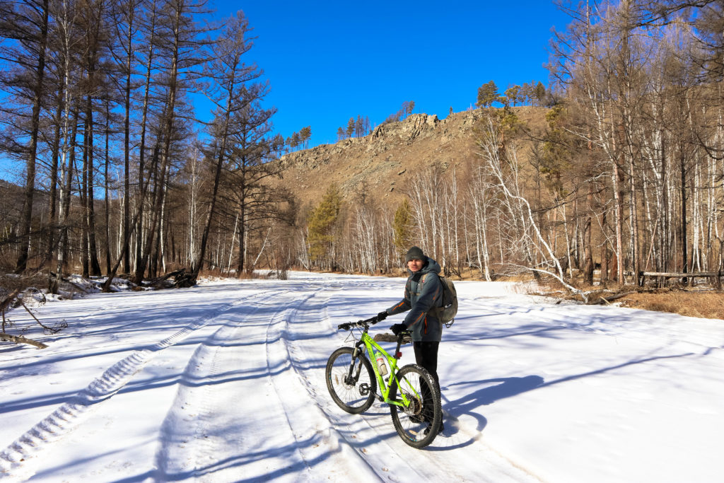 На велосипедах по замерзшей Никишихе до горы Колькин лоб