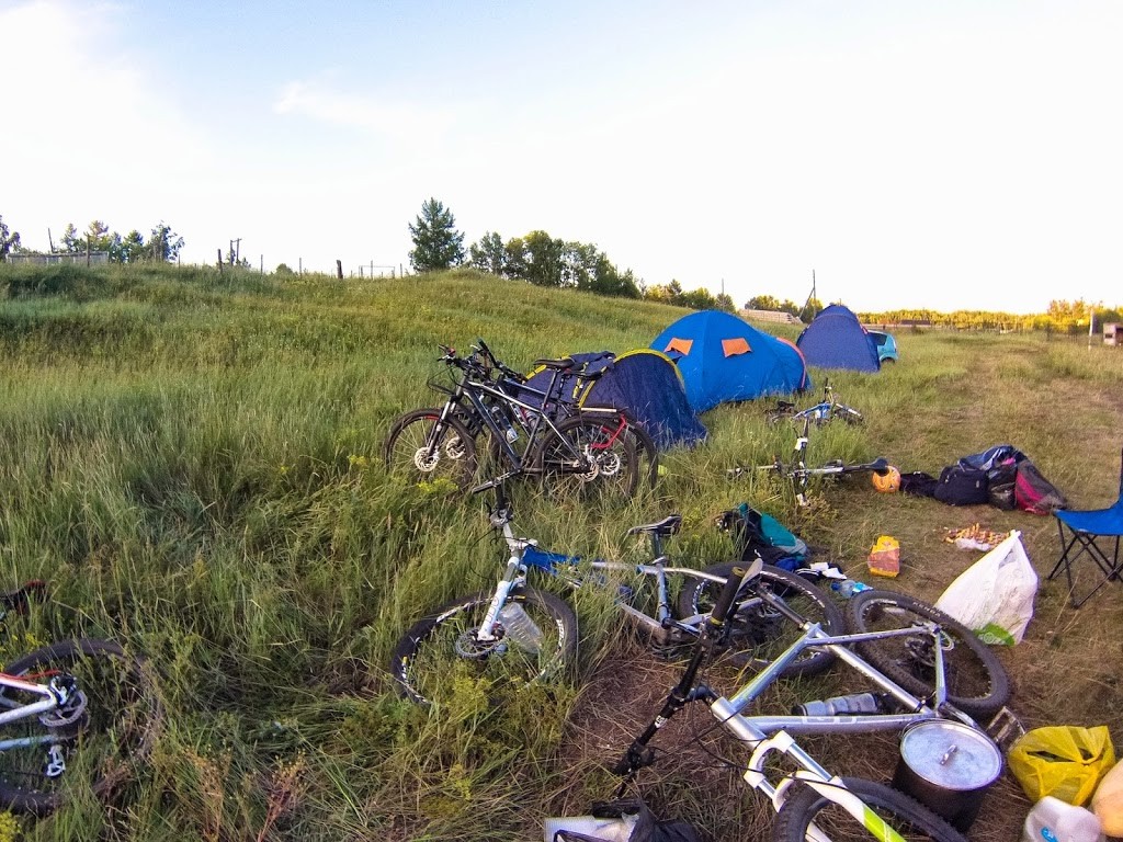 Палаточный лагерь и паркова велосипедов на берегу озера Арахлей
