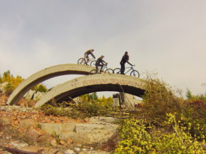 Забрались на велосипедах на бетонные арки с надписью Велкам придурки