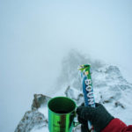 Горячий чай из кружки Snow Peak и шоколадный батончик