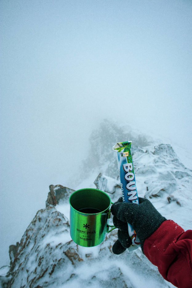 Горячий чай из кружки Snow Peak и шоколадный батончик